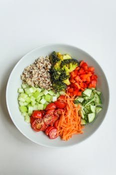 Colorful vegetable salad with quinoa, ideal for a healthy diet.